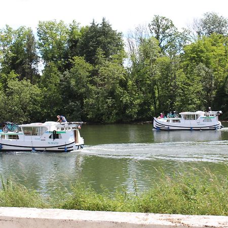 Bed and Breakfast Calme Au Bord De L'Eau Laroche-Saint-Cydroine Esterno foto