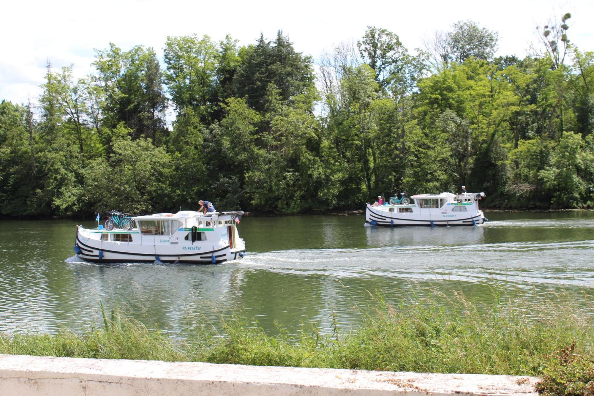 Bed and Breakfast Calme Au Bord De L'Eau Laroche-Saint-Cydroine Esterno foto