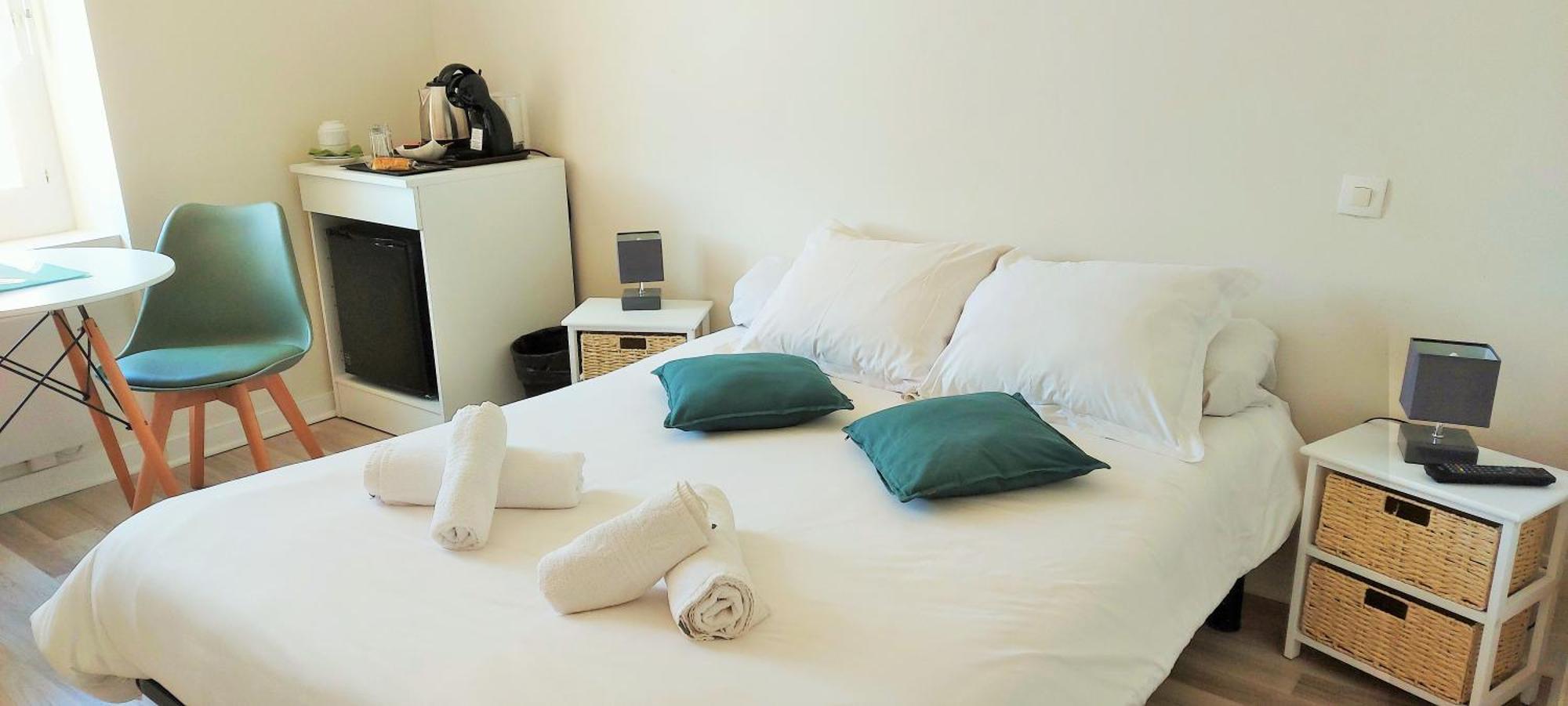 Bed and Breakfast Calme Au Bord De L'Eau Laroche-Saint-Cydroine Esterno foto